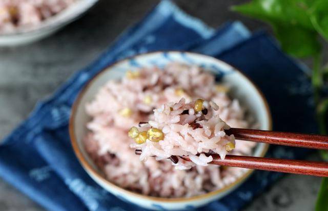 电饭煲如何煮糯米饭?电饭煲煮糯米饭需要提前泡米吗