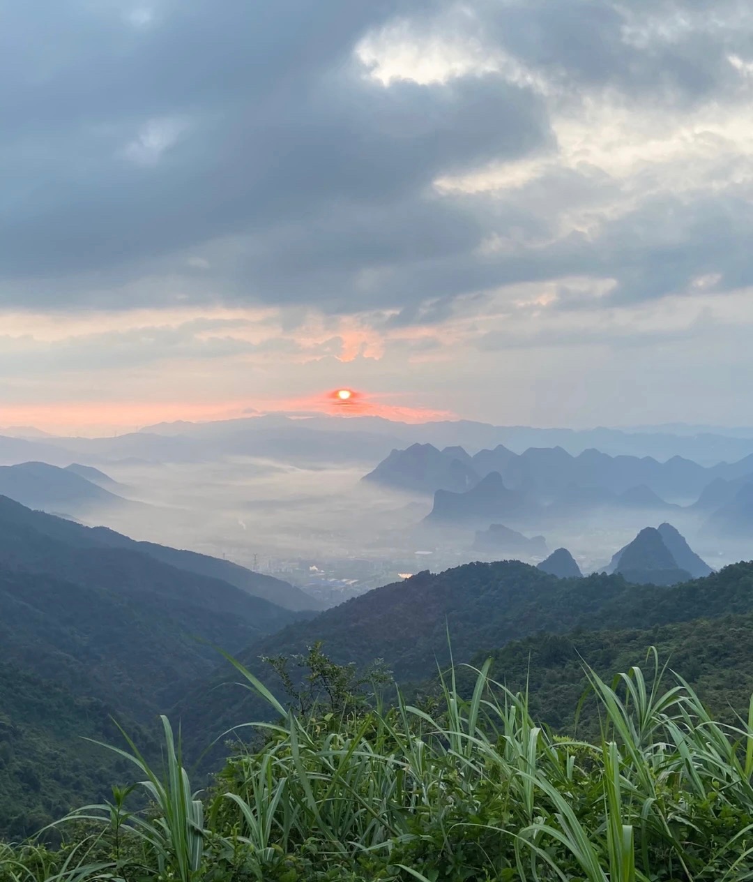 山坳的拼音